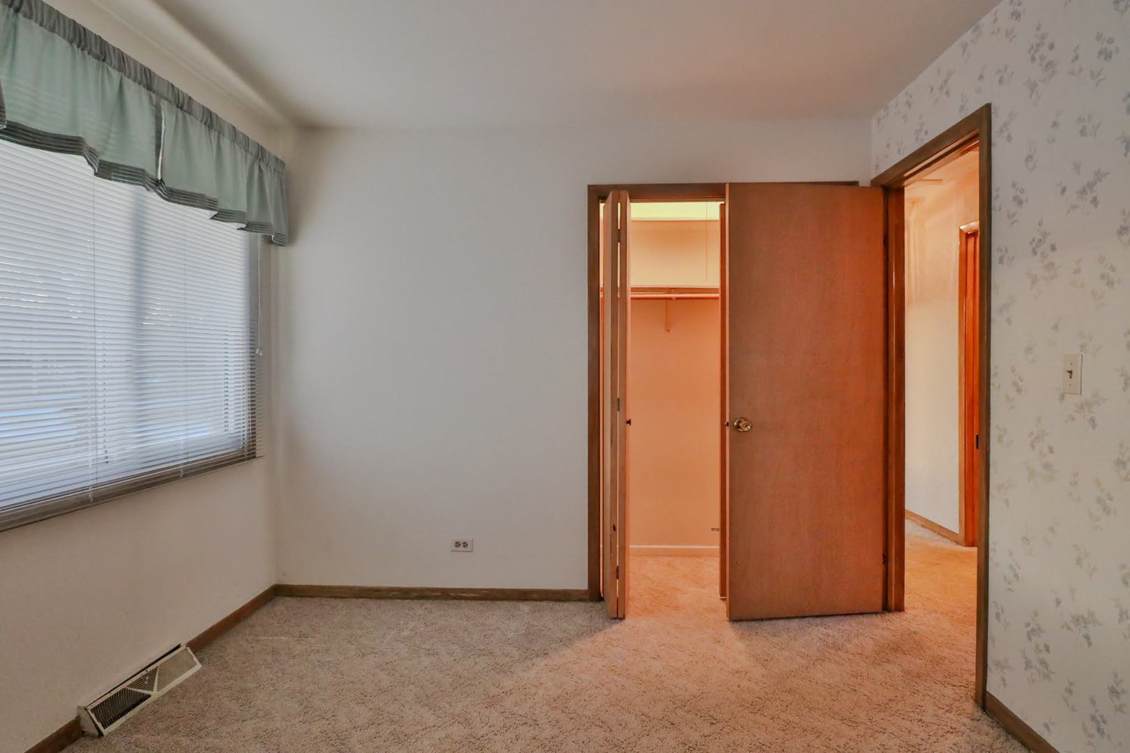 7N240 West End Road, Roselle, IL 60172