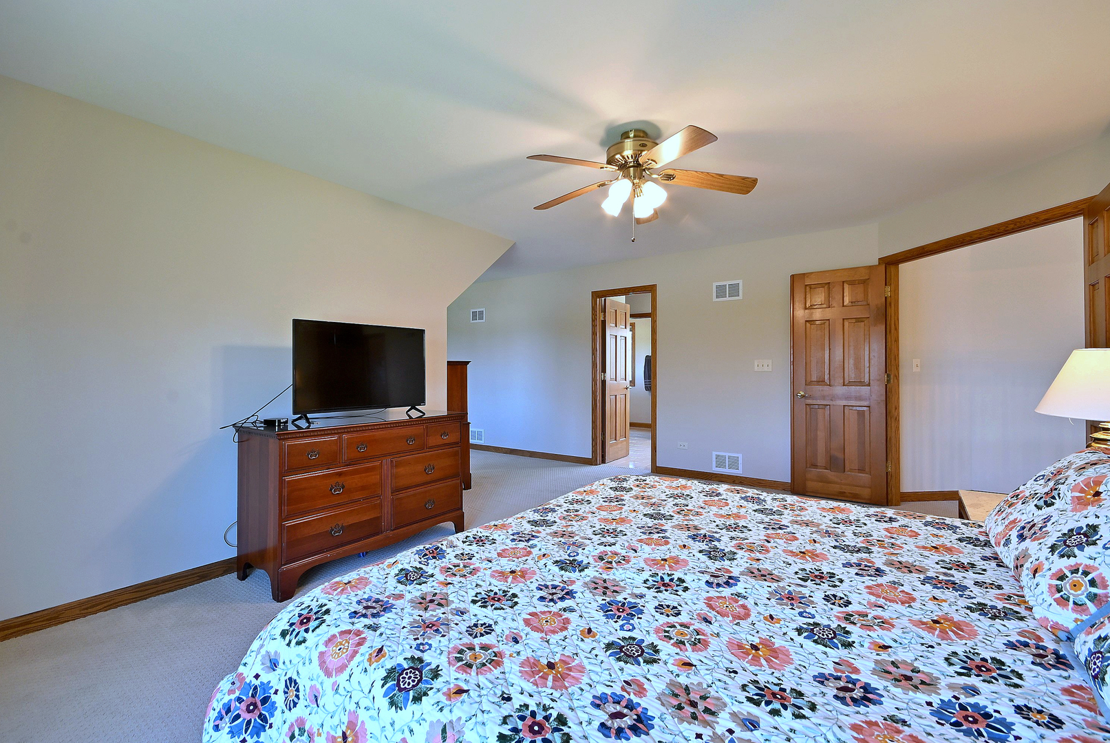 5681 River Park Drive, Libertyville, IL 60048