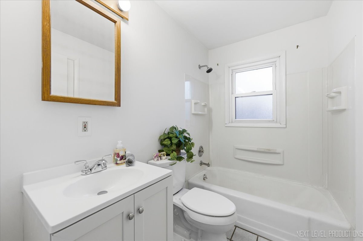 208 W State Street, North Aurora, IL 60542