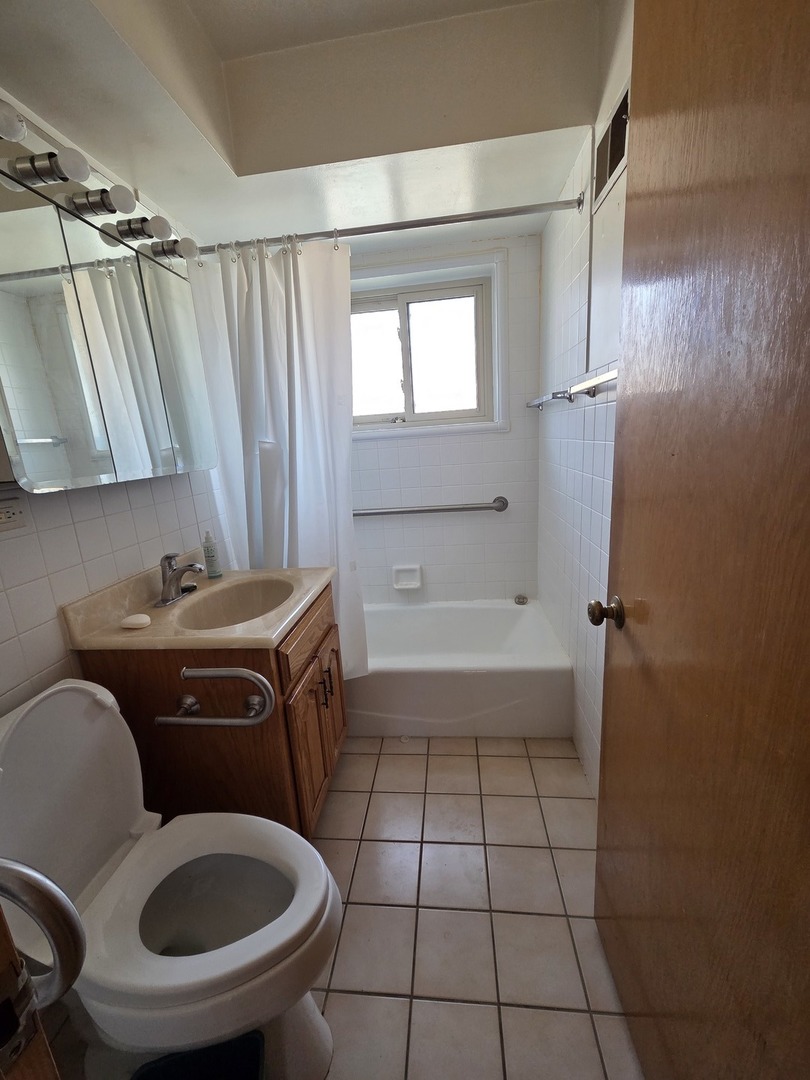 8423 N Shermer Road, Niles, IL 60714