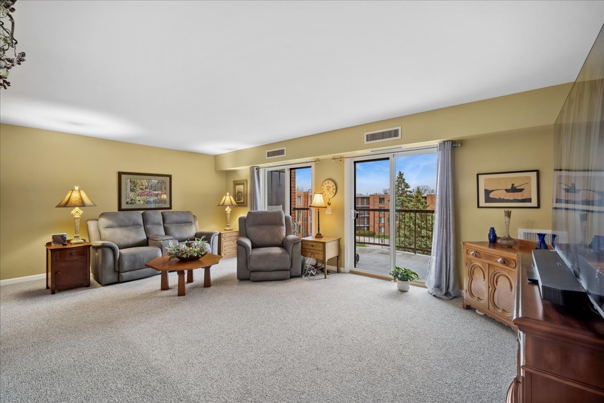 1515 E Central Road #462B, Arlington Heights, IL 60005