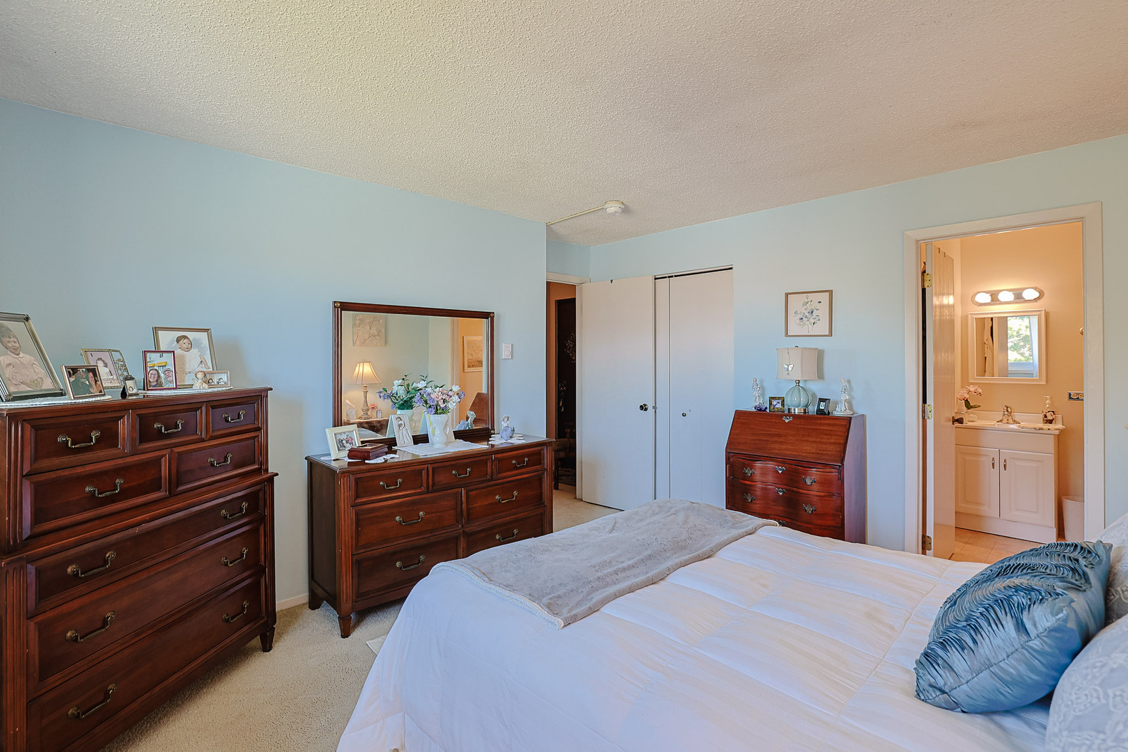 230 Klein Creek Court #F, Carol Stream, IL 60188