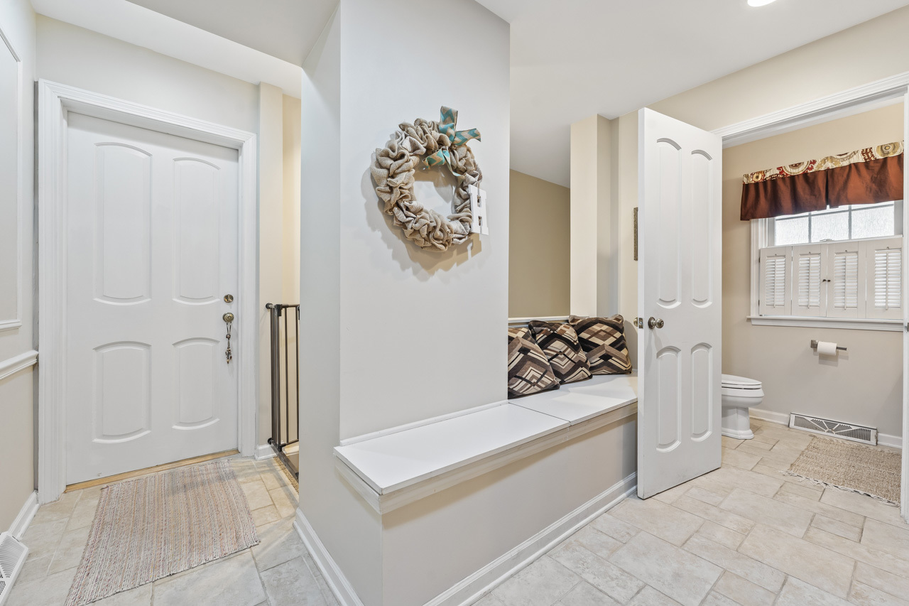 2245 Tanglewood Drive, Aurora, IL 60506