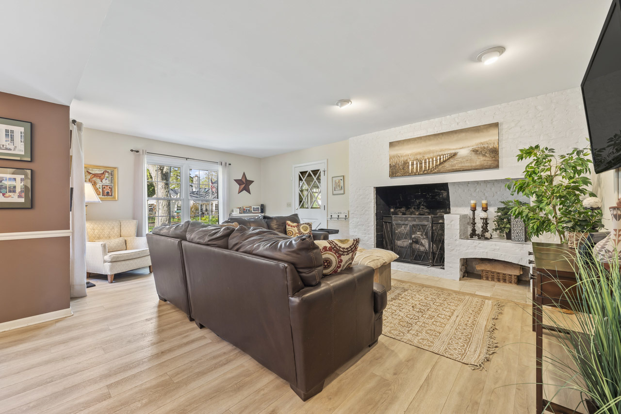 2245 Tanglewood Drive, Aurora, IL 60506