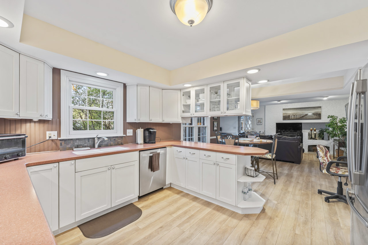 2245 Tanglewood Drive, Aurora, IL 60506