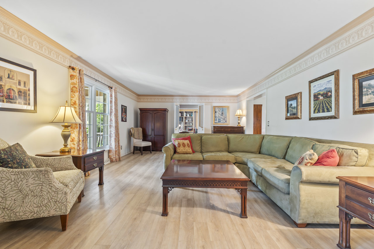 2245 Tanglewood Drive, Aurora, IL 60506