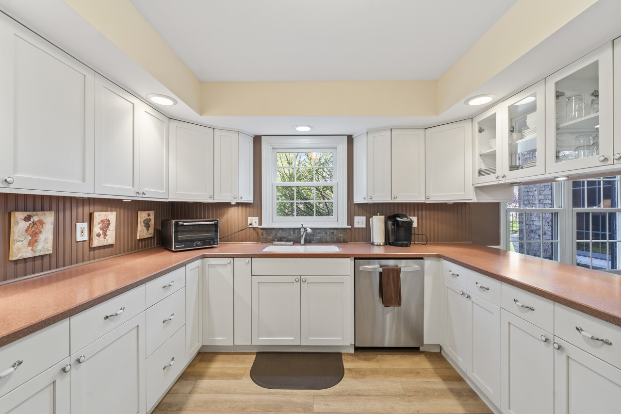 2245 Tanglewood Drive, Aurora, IL 60506