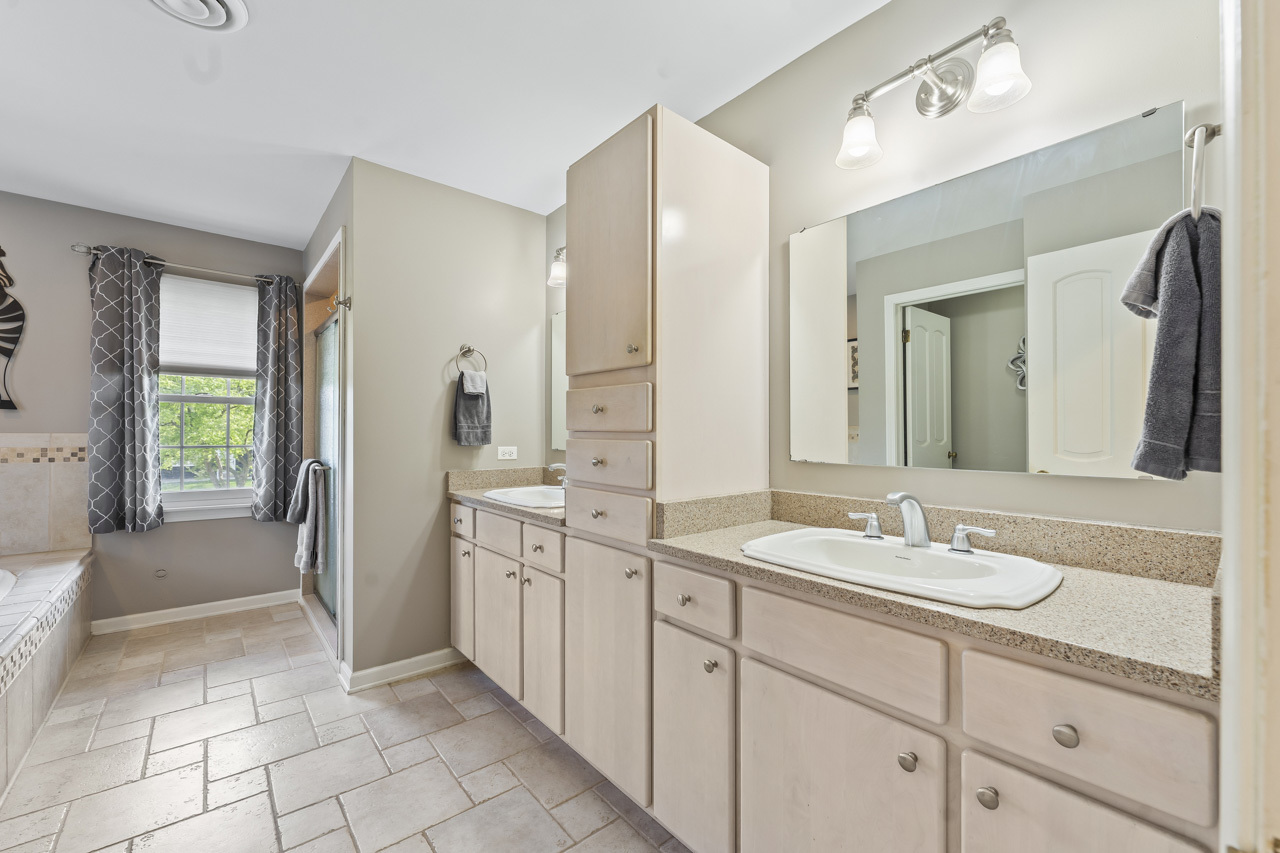 2245 Tanglewood Drive, Aurora, IL 60506