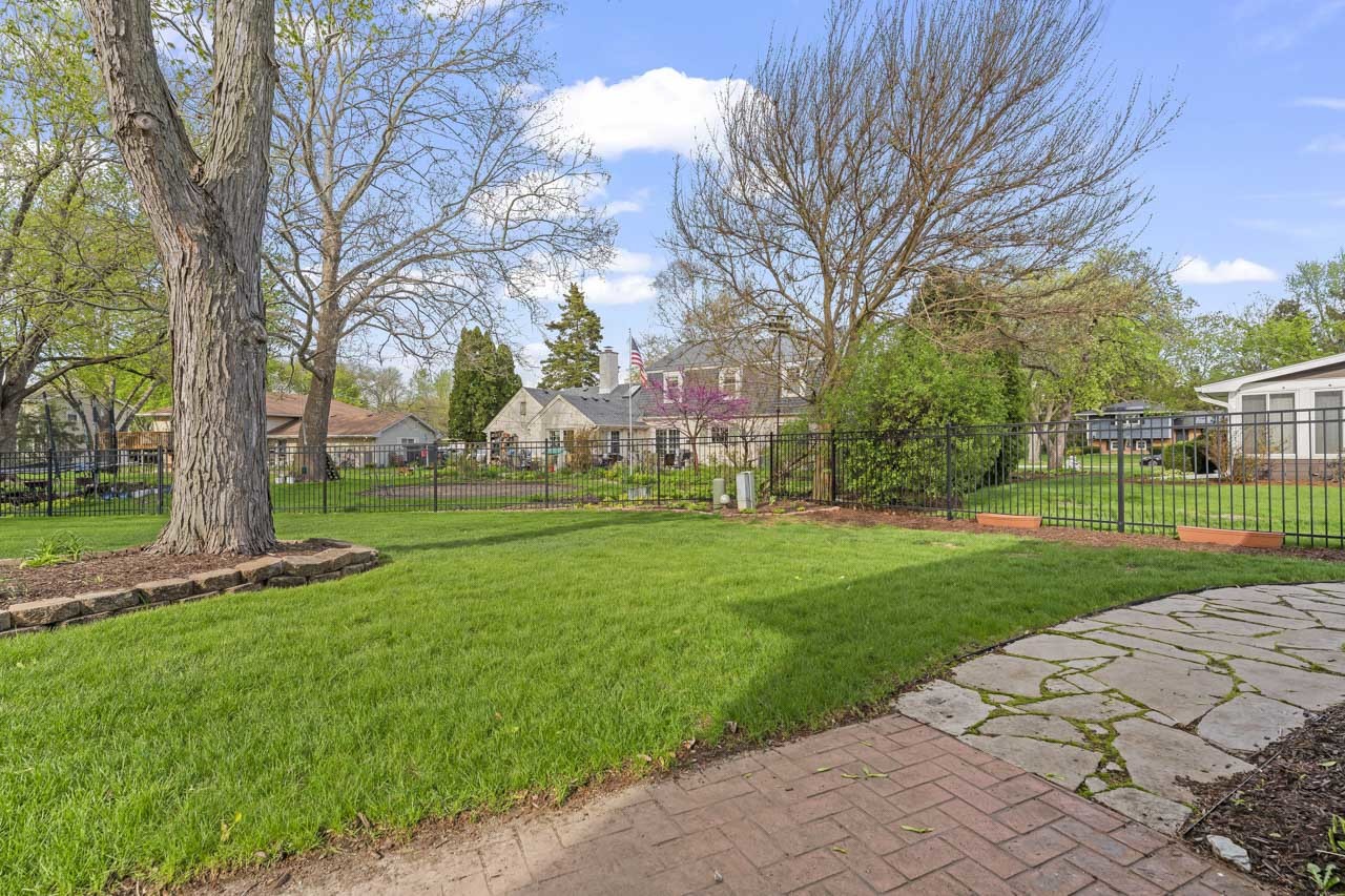 2245 Tanglewood Drive, Aurora, IL 60506