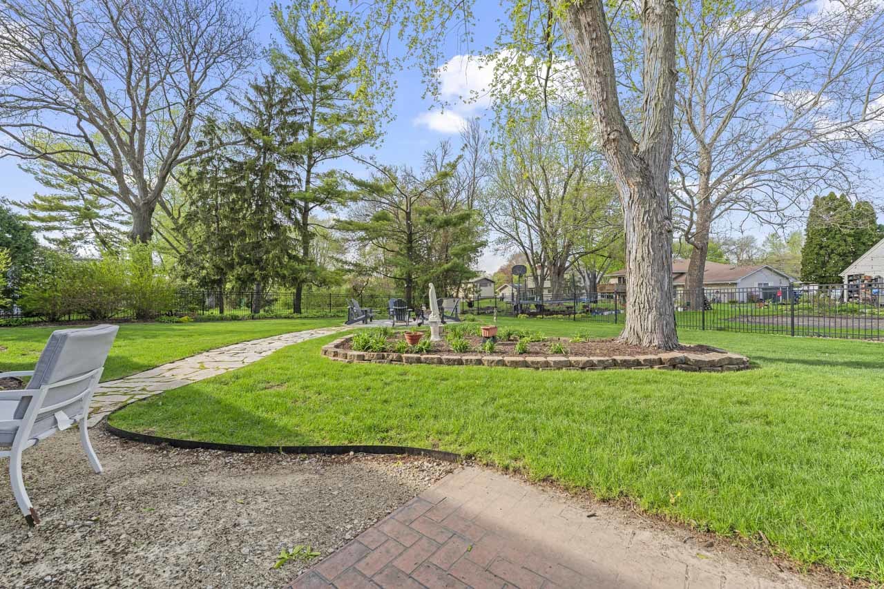 2245 Tanglewood Drive, Aurora, IL 60506