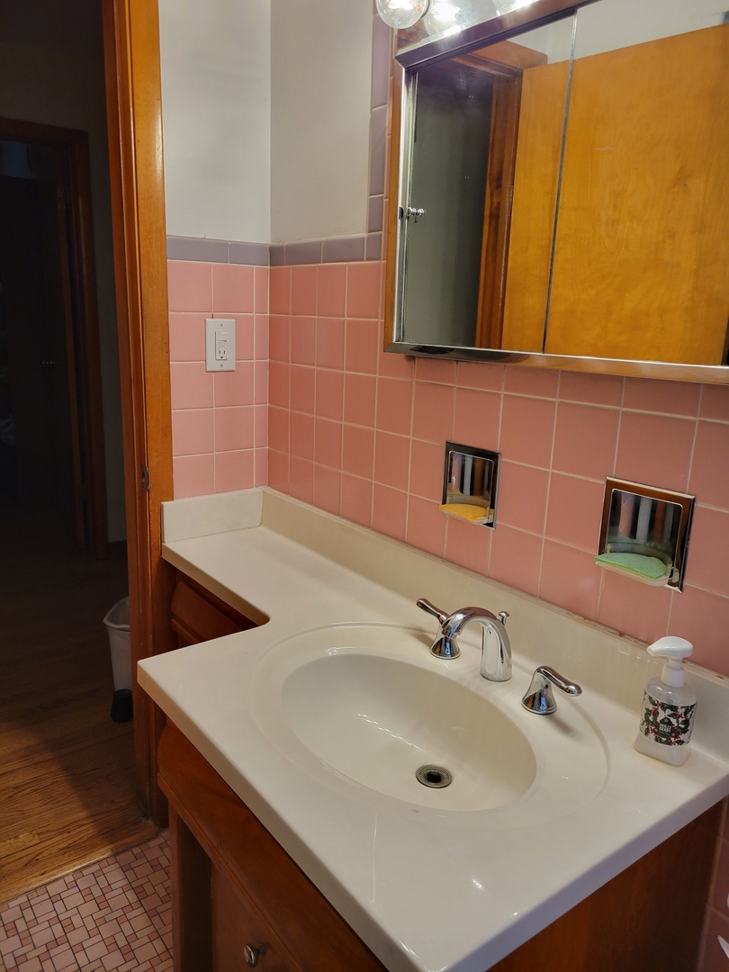 5316 N Rutherford Avenue, Chicago, IL 60656