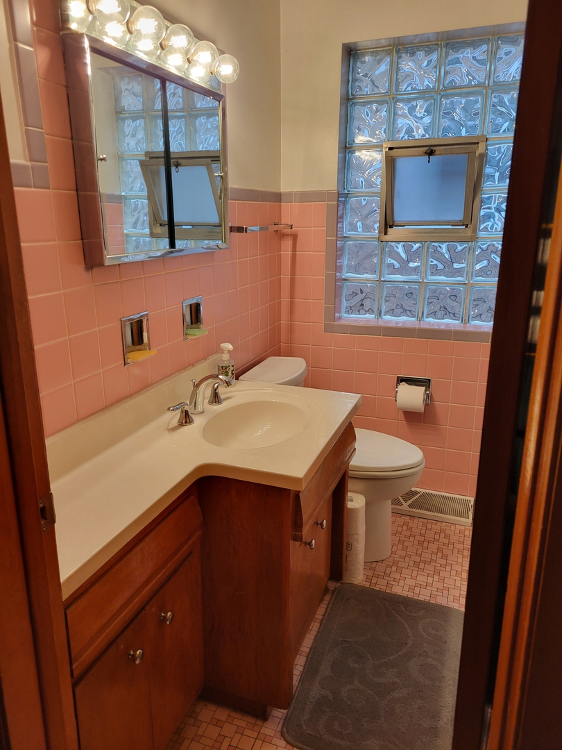 5316 N Rutherford Avenue, Chicago, IL 60656