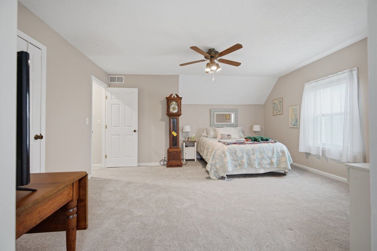 24 Bay Pointe Drive, Bloomington, IL 61704