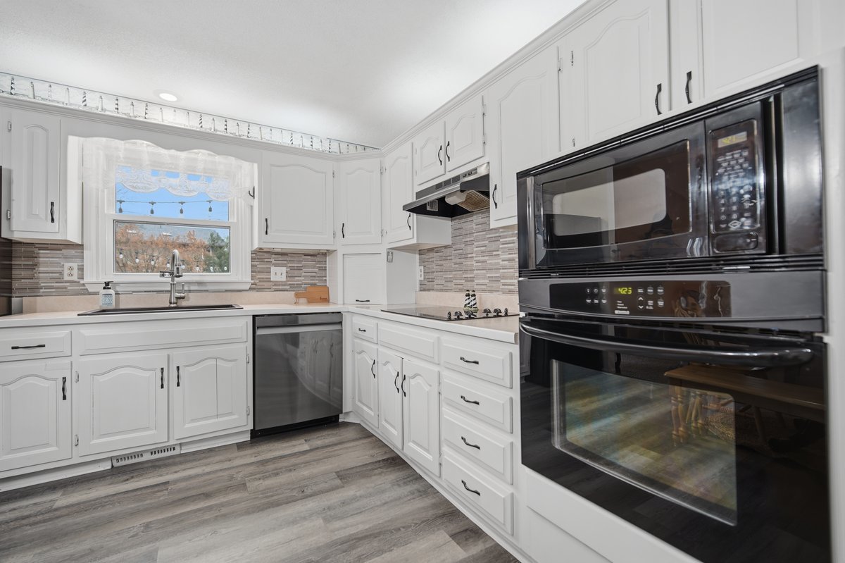 24 Bay Pointe Drive, Bloomington, IL 61704