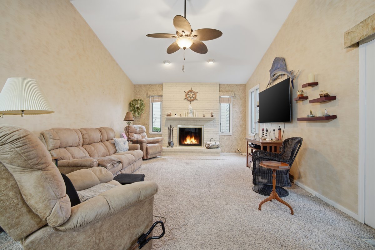 24 Bay Pointe Drive, Bloomington, IL 61704