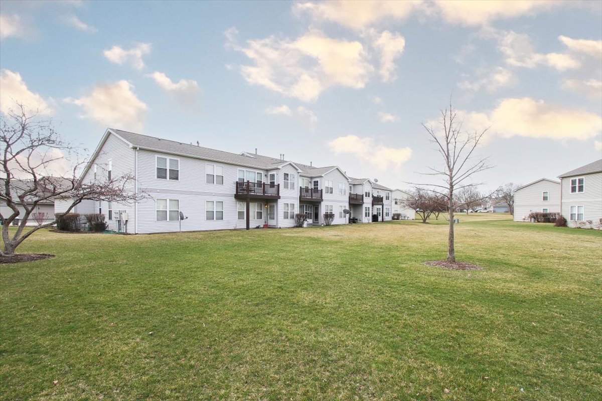 1020 WYNNFIELD Court #D, Elgin, IL 60120