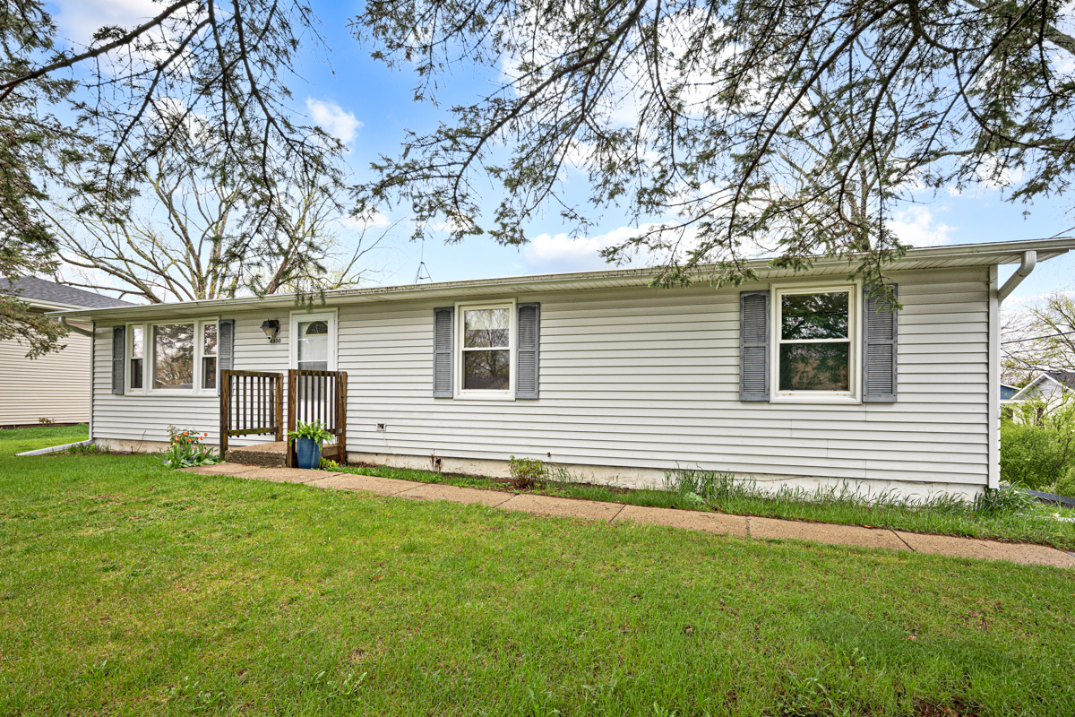 4300 Parkway Avenue, McHenry, IL 60050