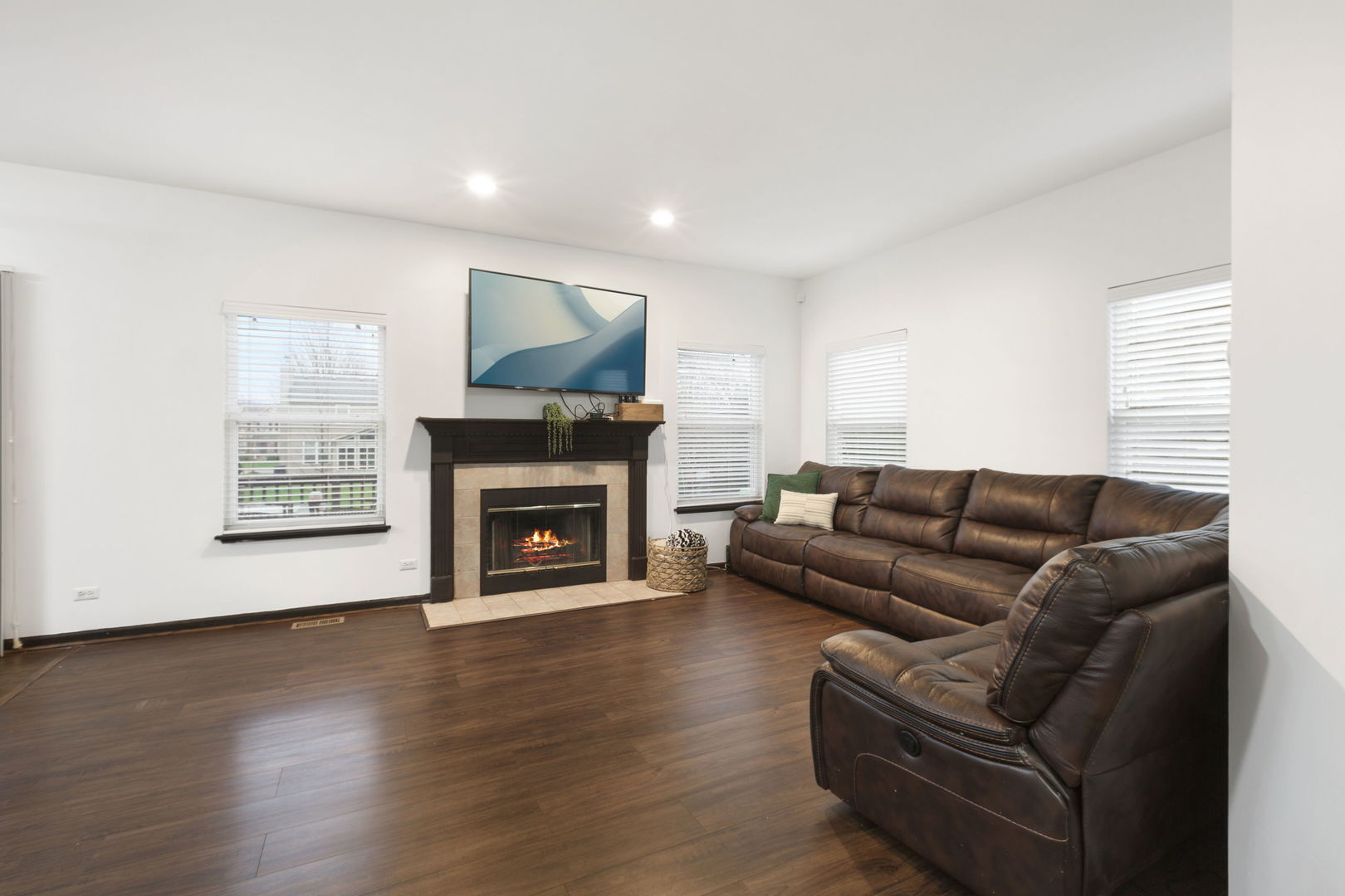 75 Woodland Park Circle, Gilberts, IL 60136