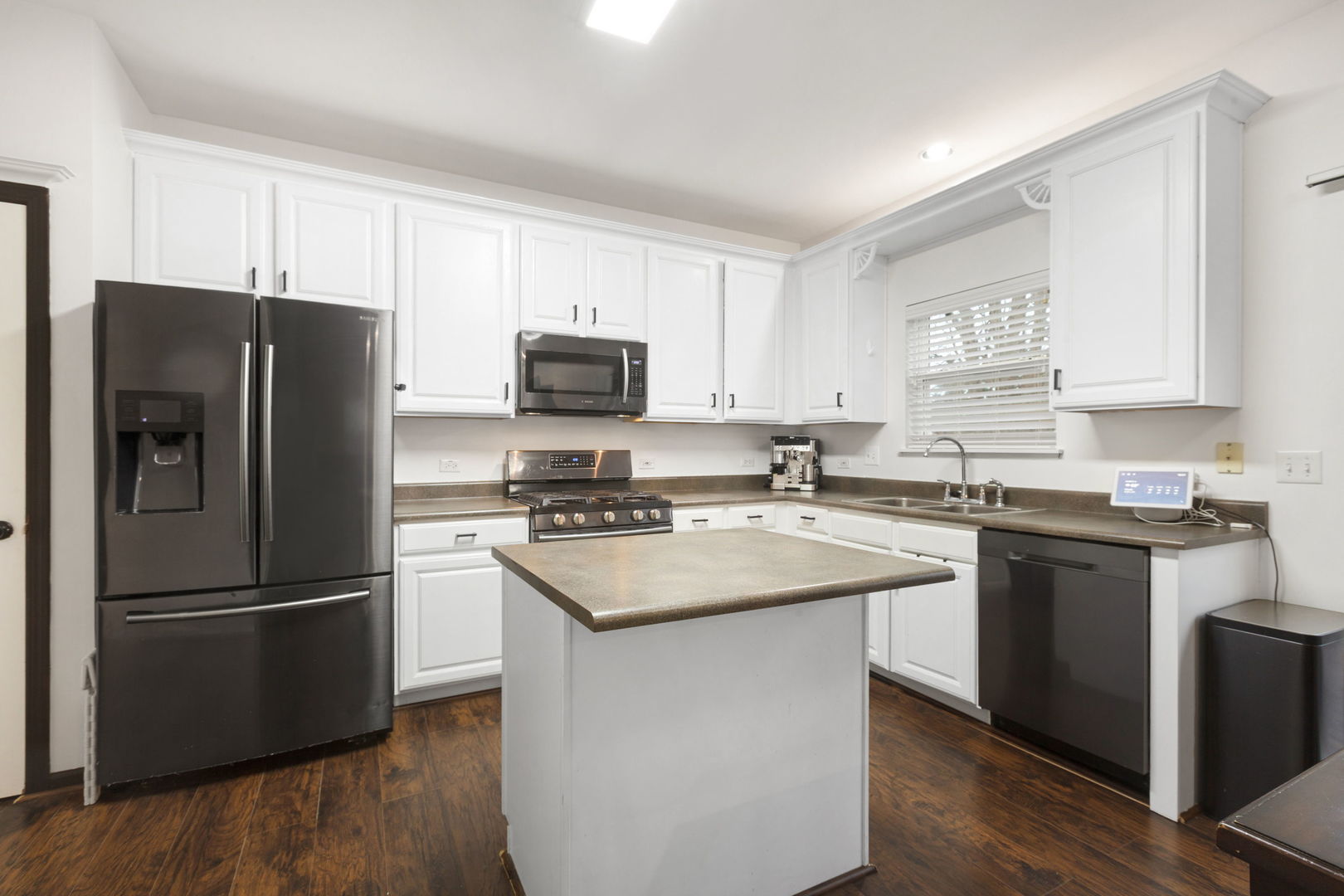 75 Woodland Park Circle, Gilberts, IL 60136