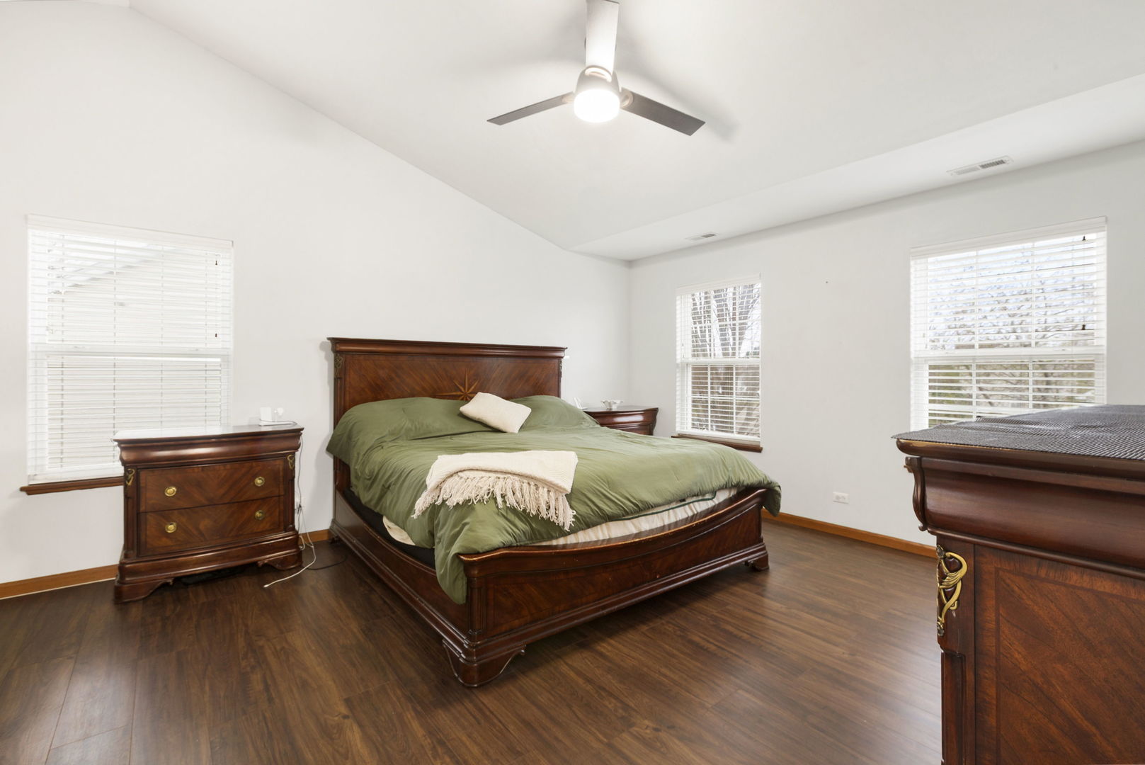 75 Woodland Park Circle, Gilberts, IL 60136