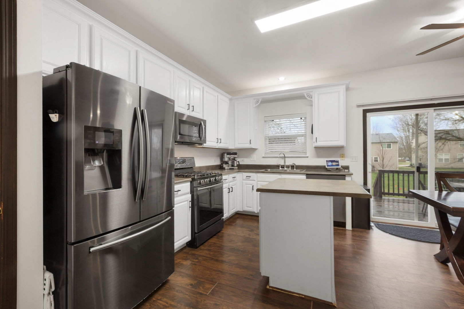 75 Woodland Park Circle, Gilberts, IL 60136