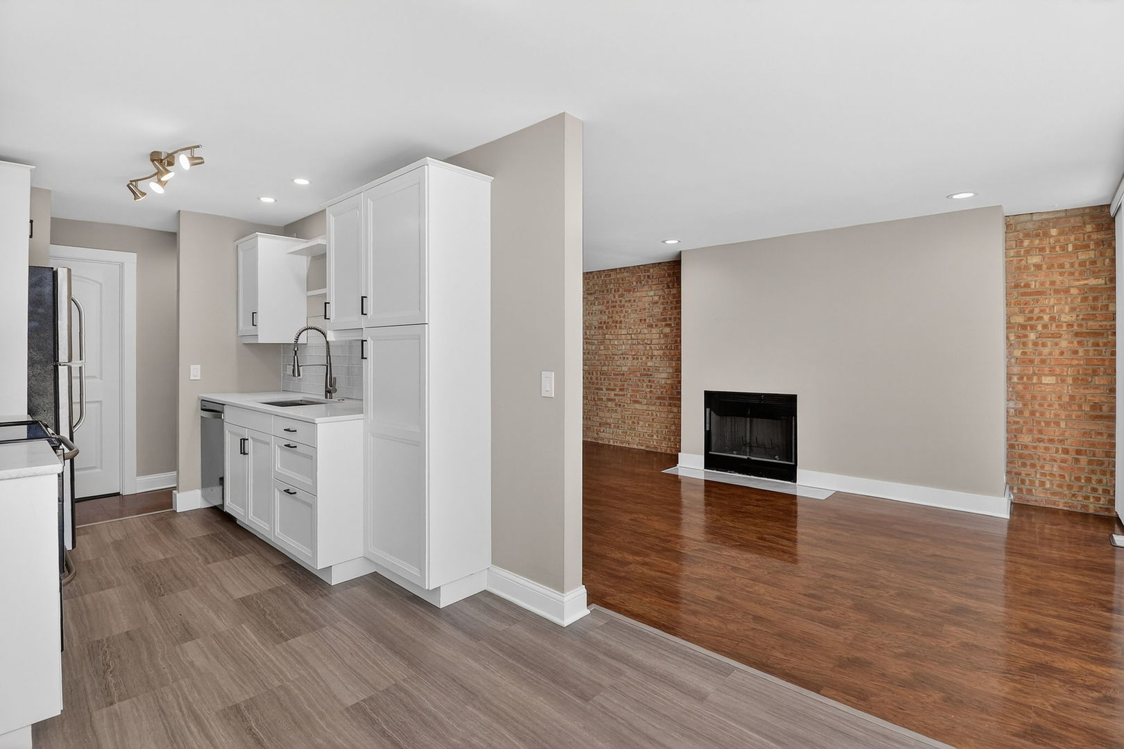 6020 Oakwood Drive #1L, Lisle, IL 60532