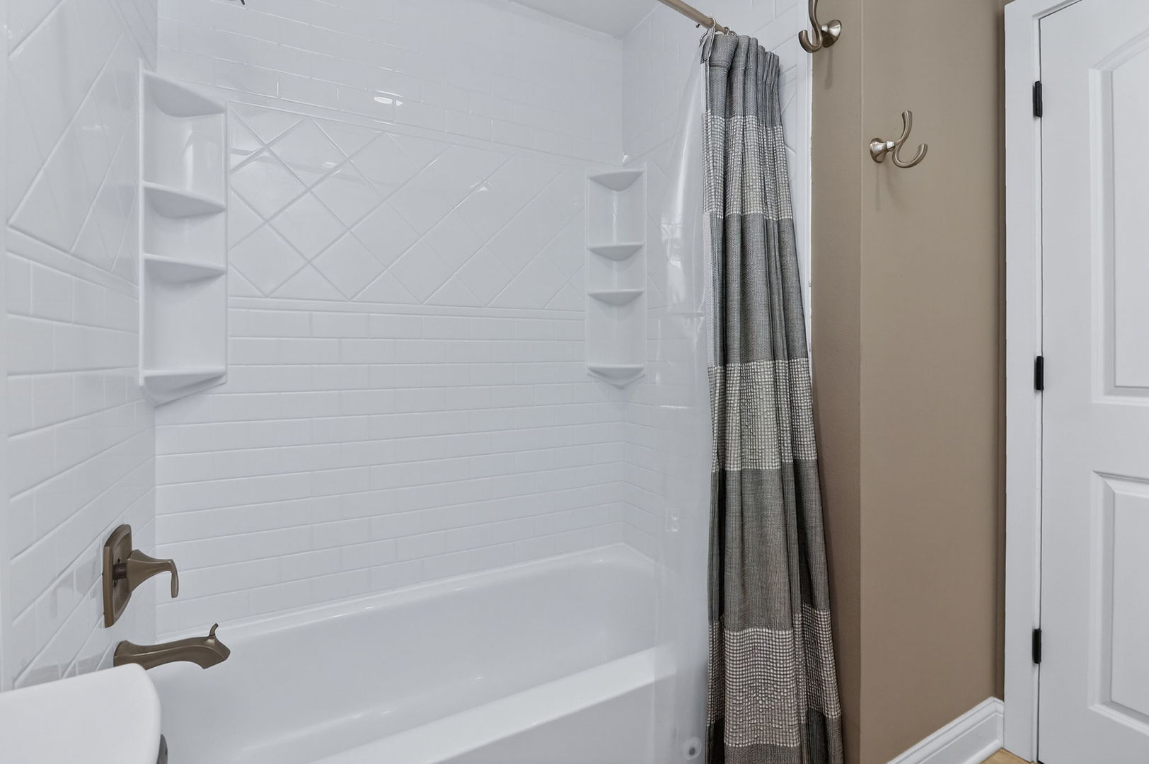 6020 Oakwood Drive #1L, Lisle, IL 60532