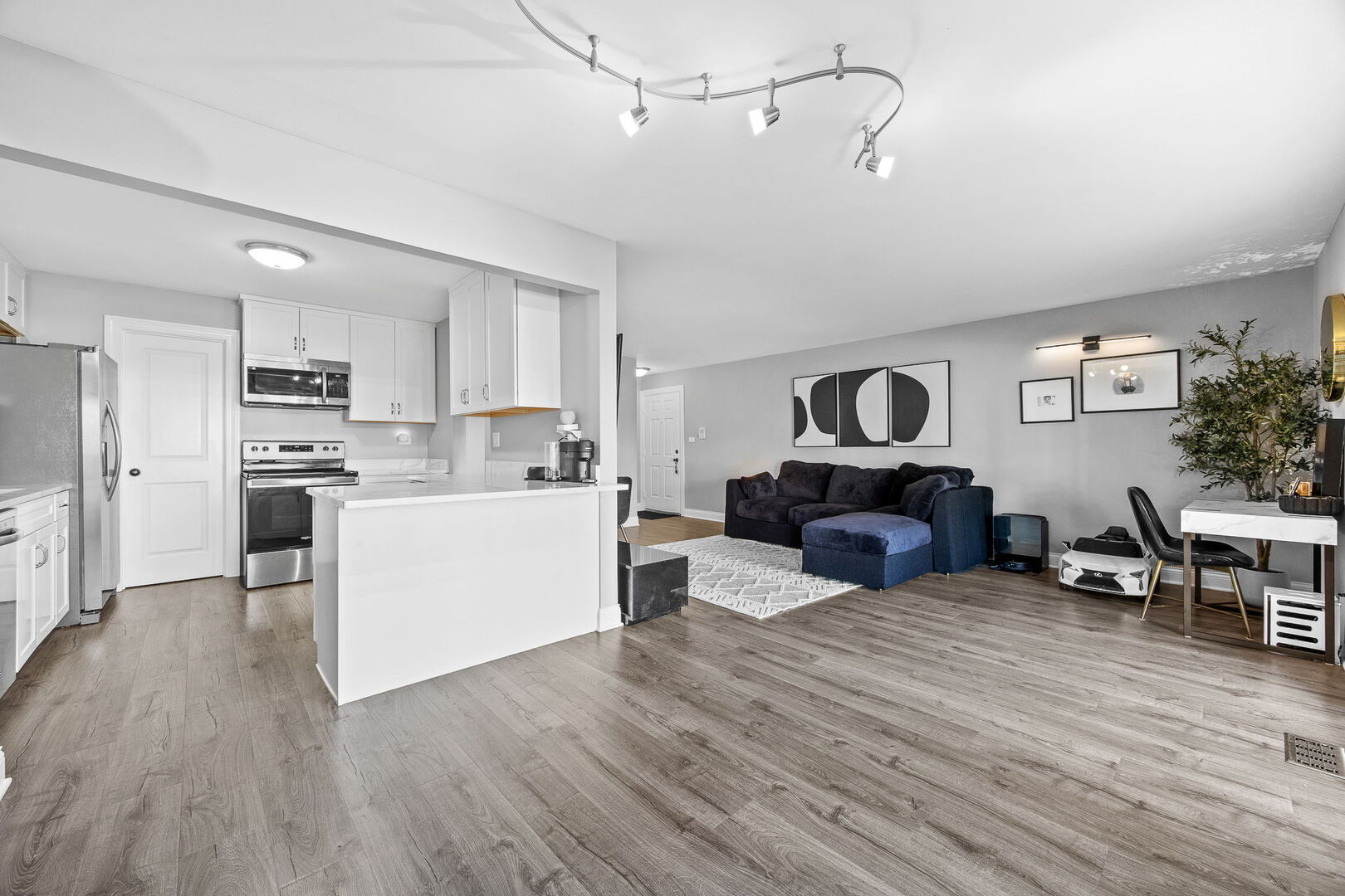 2153 Lancaster Circle #102B, Naperville, IL 60565