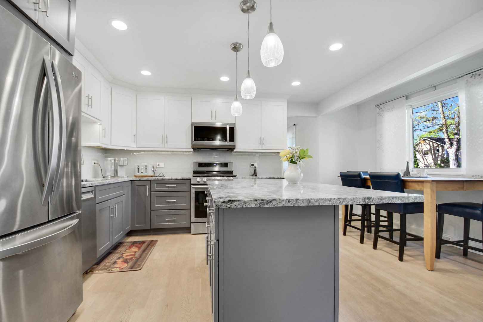 6914 Richmond Avenue, Darien, IL 60561