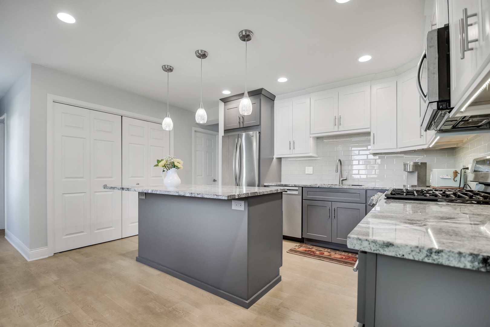 6914 Richmond Avenue, Darien, IL 60561