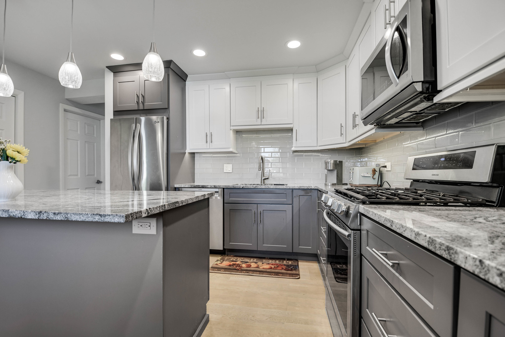 6914 Richmond Avenue, Darien, IL 60561