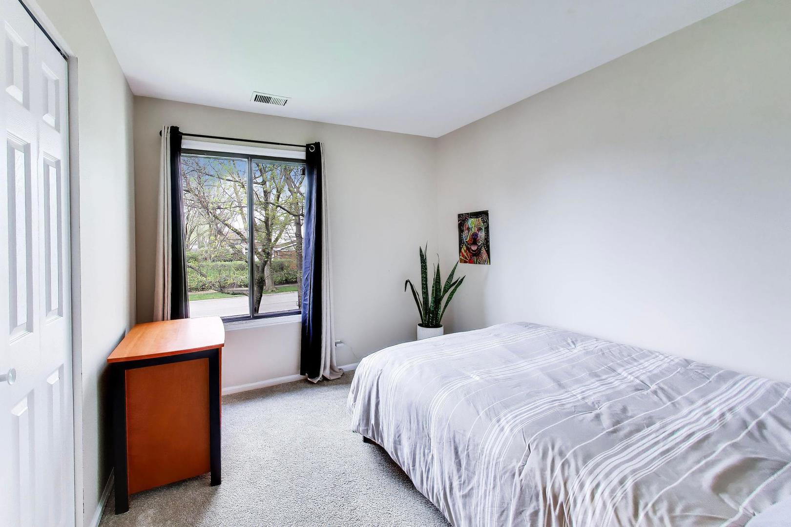 1048 Harbour Court #2B, Wheeling, IL 60090