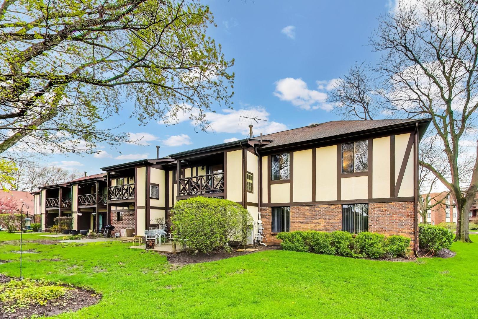 1048 Harbour Court #2B, Wheeling, IL 60090