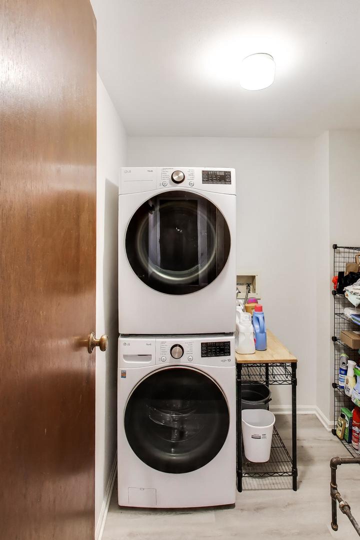 1048 Harbour Court #2B, Wheeling, IL 60090