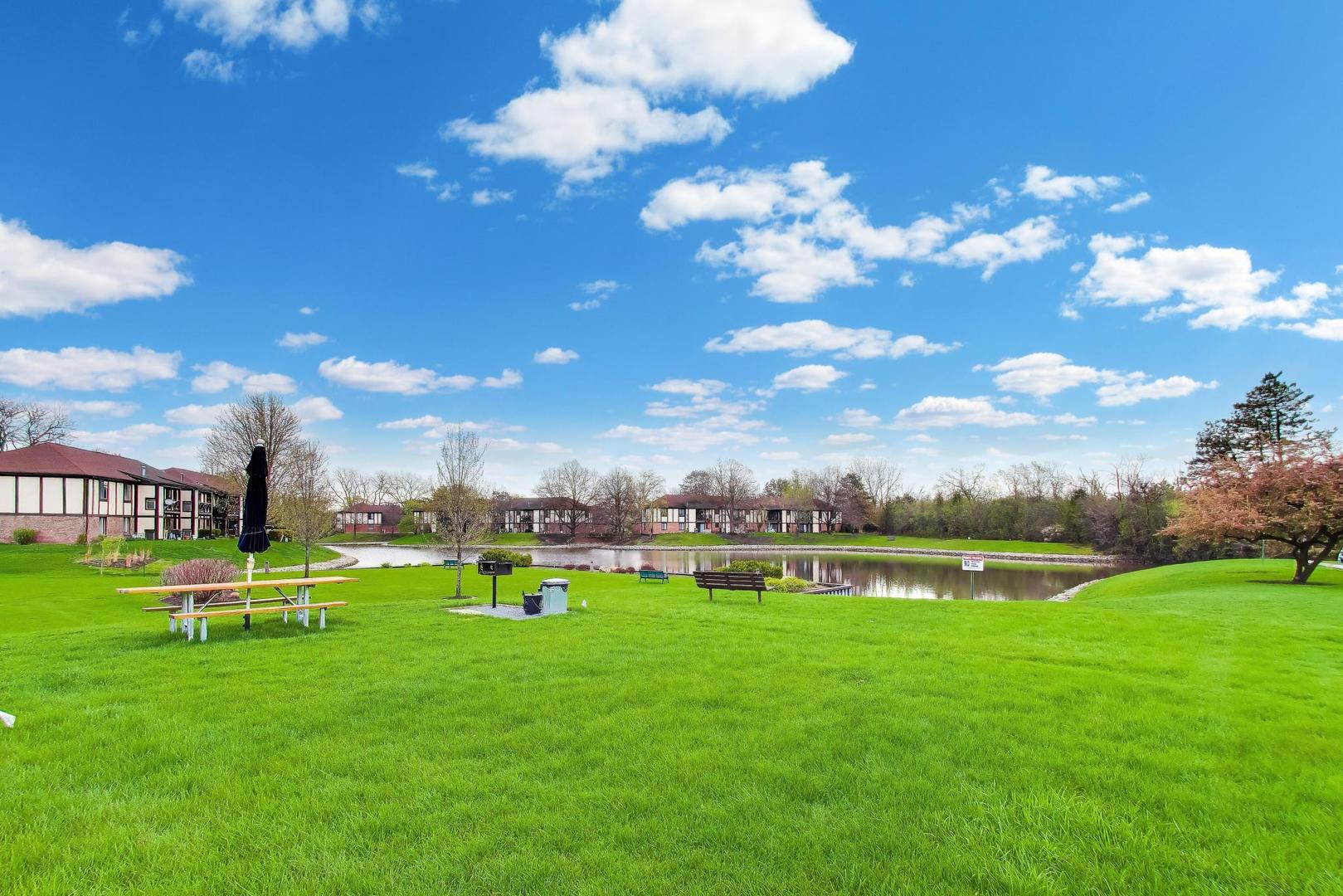 1048 Harbour Court #2B, Wheeling, IL 60090