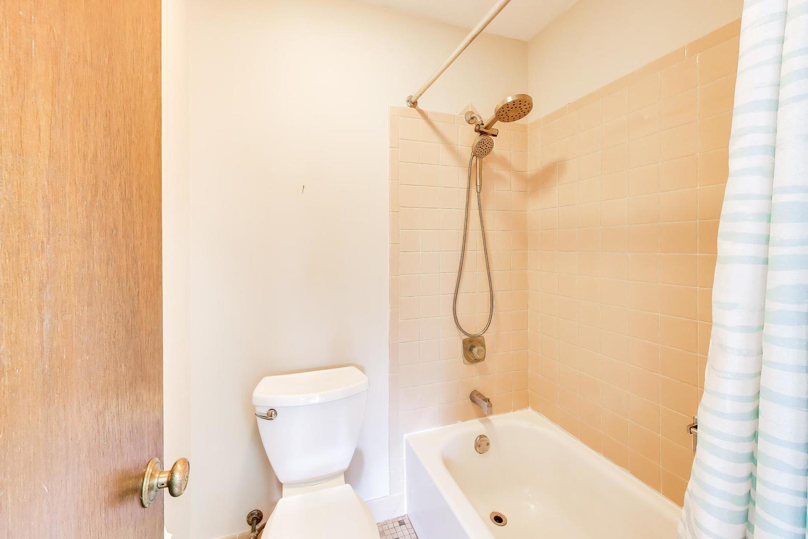 1048 Harbour Court #2B, Wheeling, IL 60090