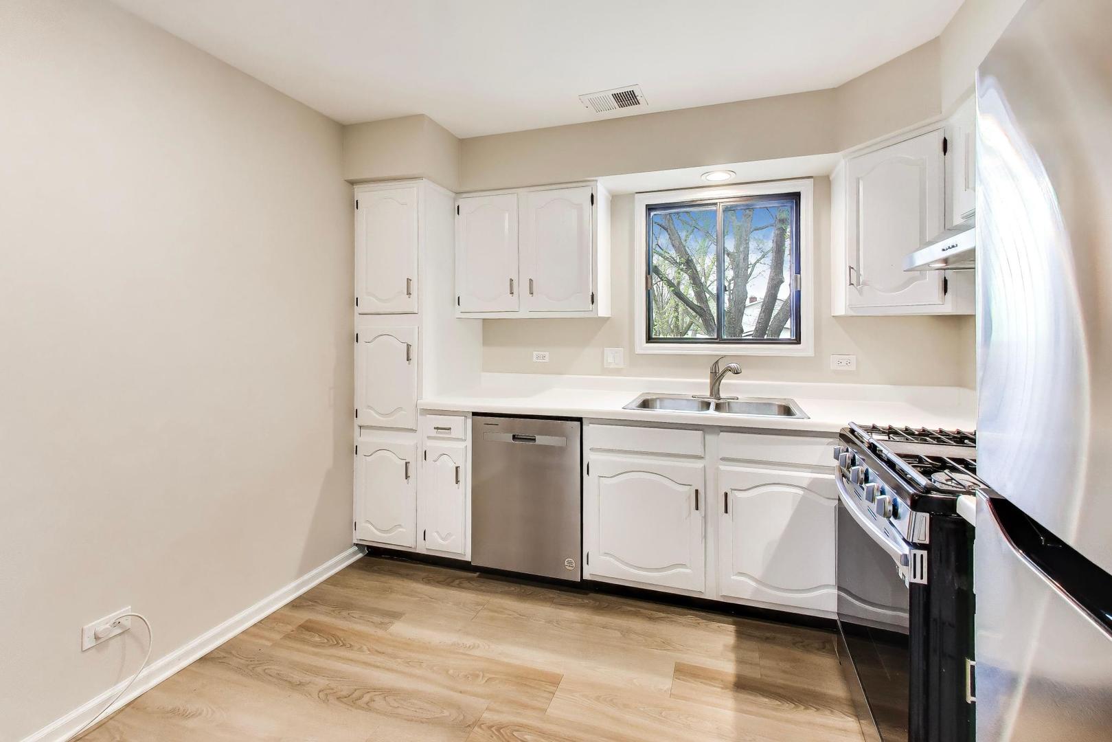 1048 Harbour Court #2B, Wheeling, IL 60090