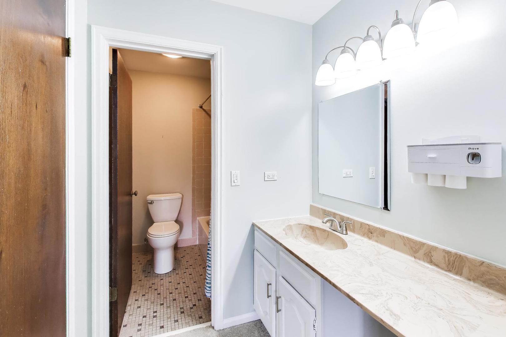 1048 Harbour Court #2B, Wheeling, IL 60090