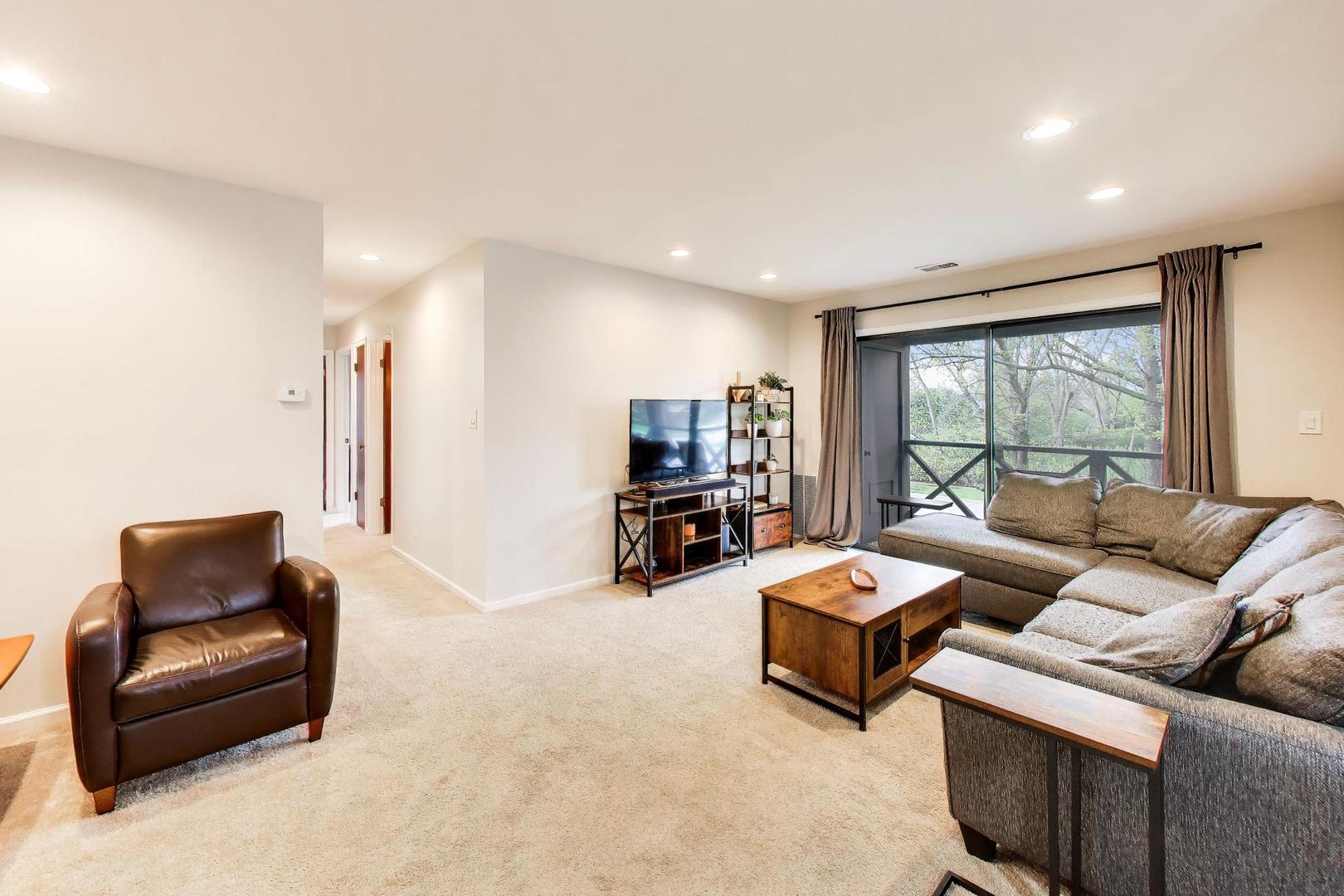 1048 Harbour Court #2B, Wheeling, IL 60090