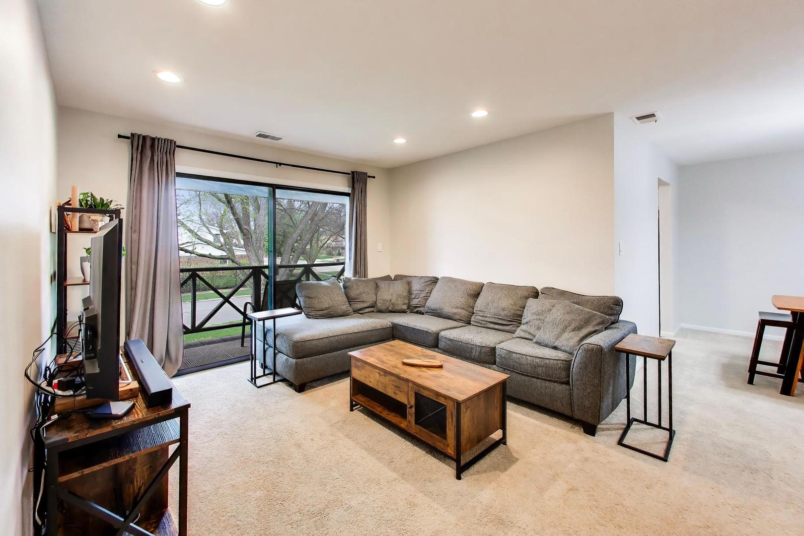 1048 Harbour Court #2B, Wheeling, IL 60090