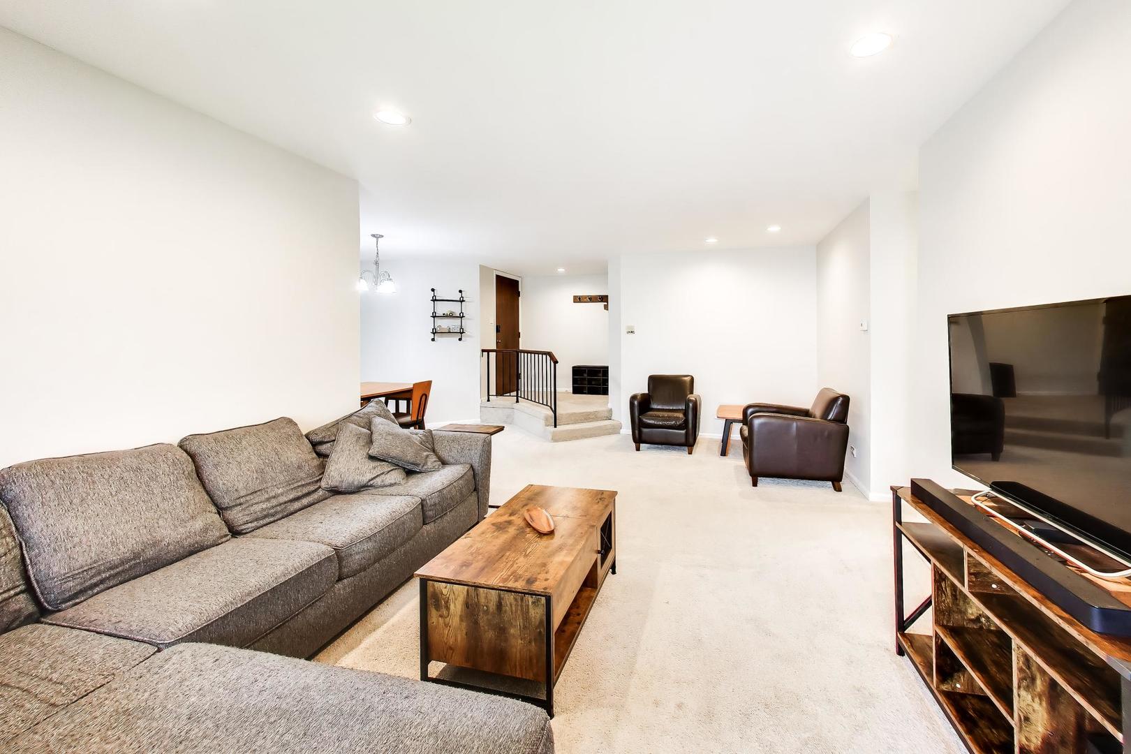 1048 Harbour Court #2B, Wheeling, IL 60090