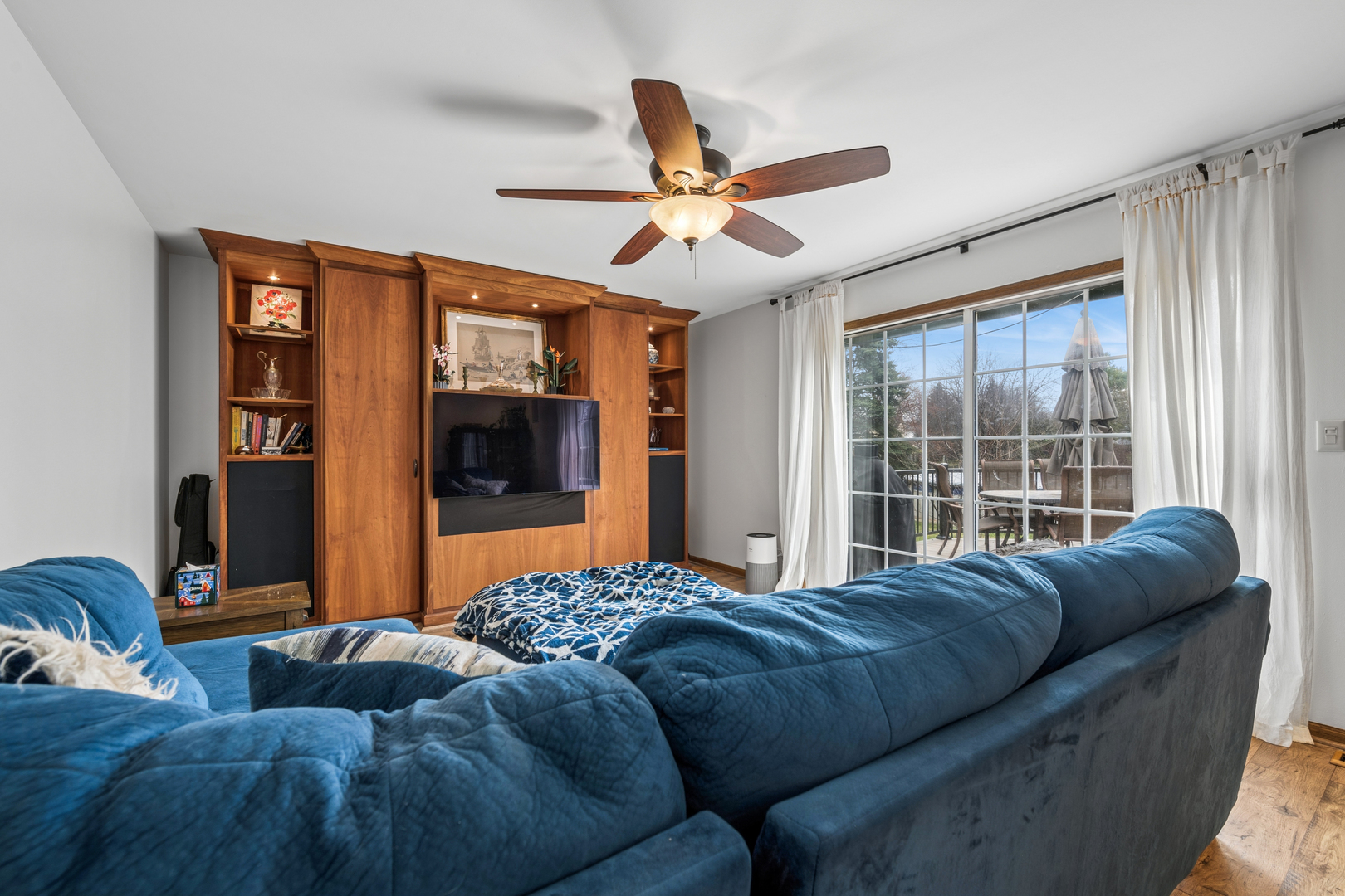 1112 WOODLAKE Drive, Carol Stream, IL 60188