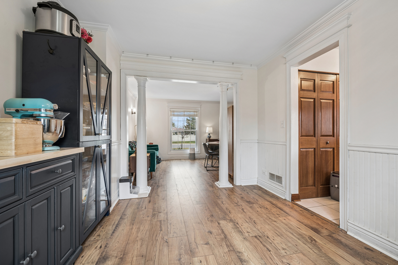 1112 WOODLAKE Drive, Carol Stream, IL 60188