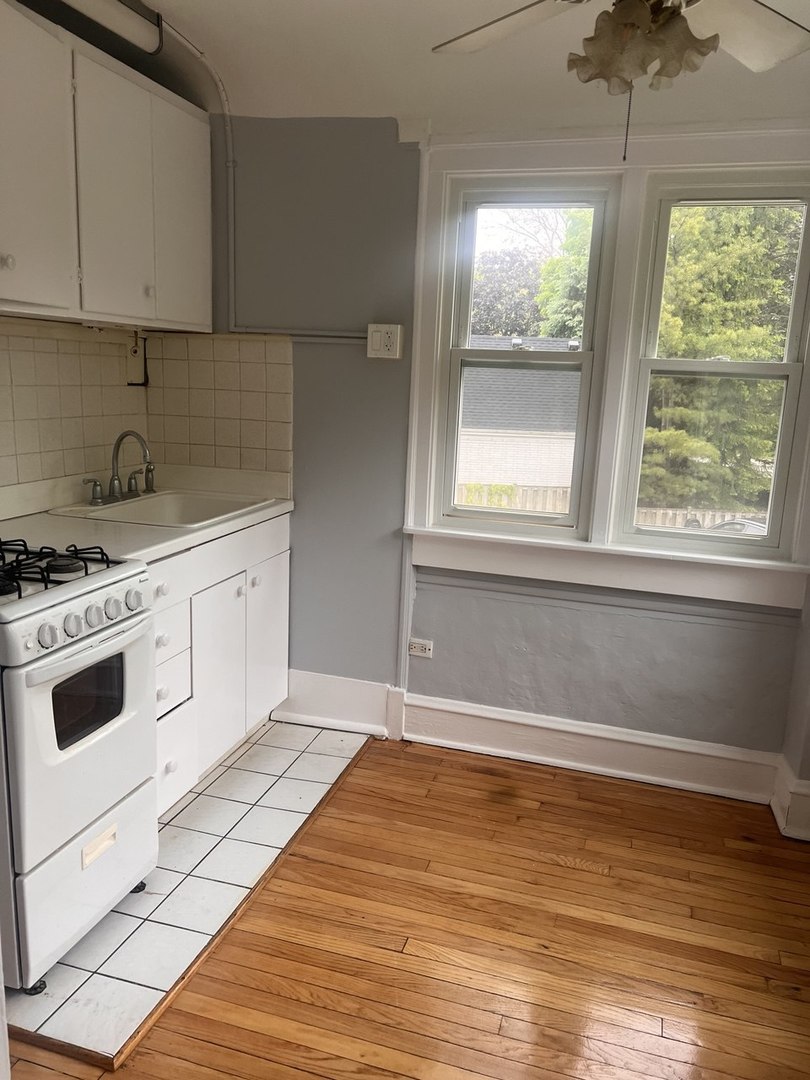 1155 N Saint Johns Avenue #F, Highland Park, IL 60035