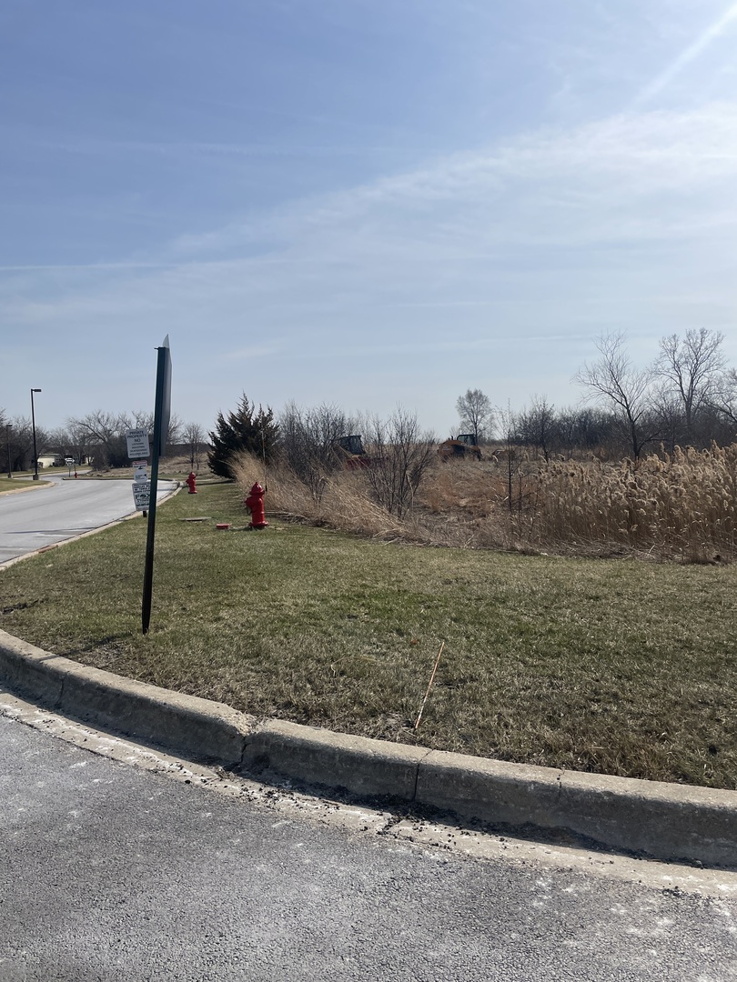 1055 E Grand Avenue, Lindenhurst, IL 60046