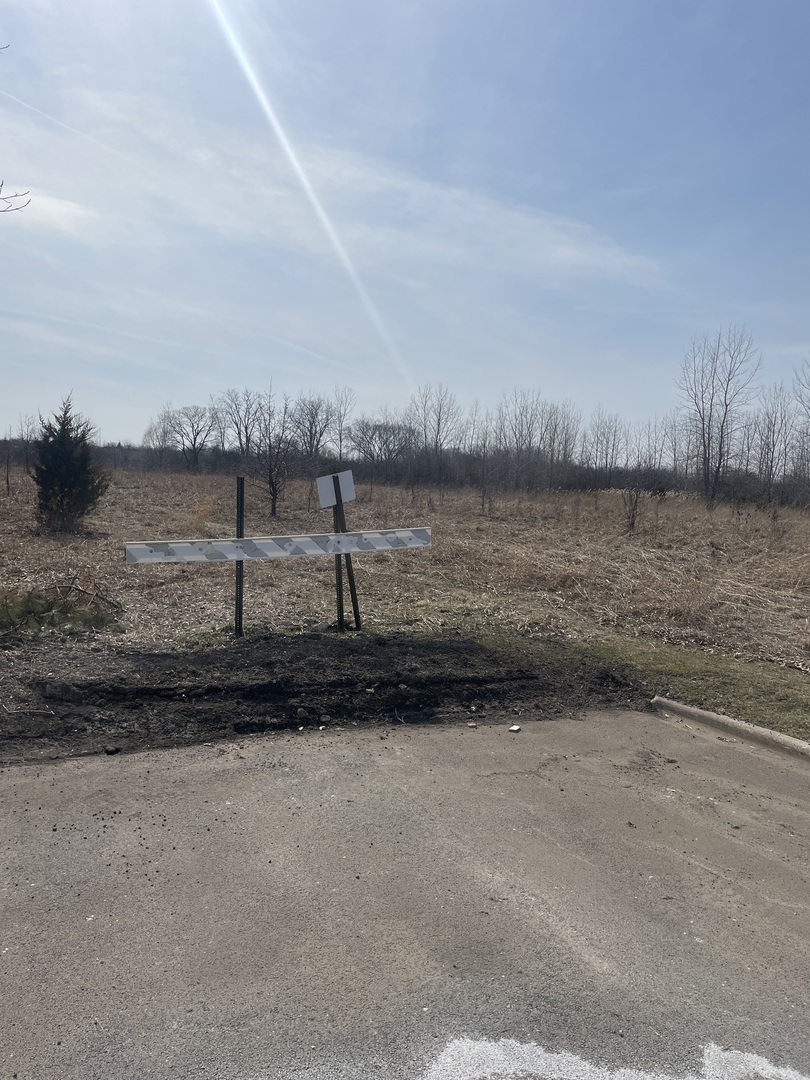 1055 E Grand Avenue, Lindenhurst, IL 60046