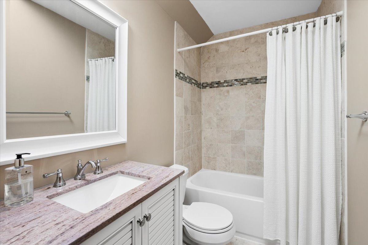 1065 Vineyard Drive, Gurnee, IL 60031