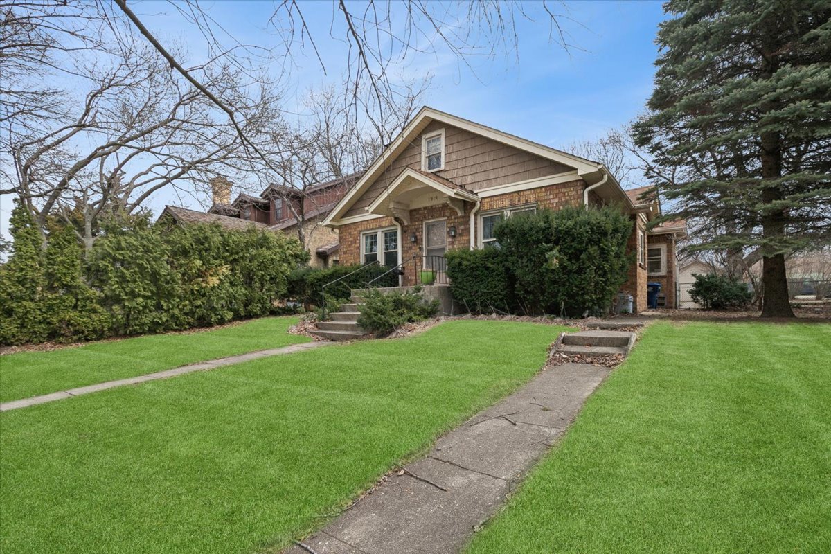 1319 N Ash Street, Waukegan, IL 60085