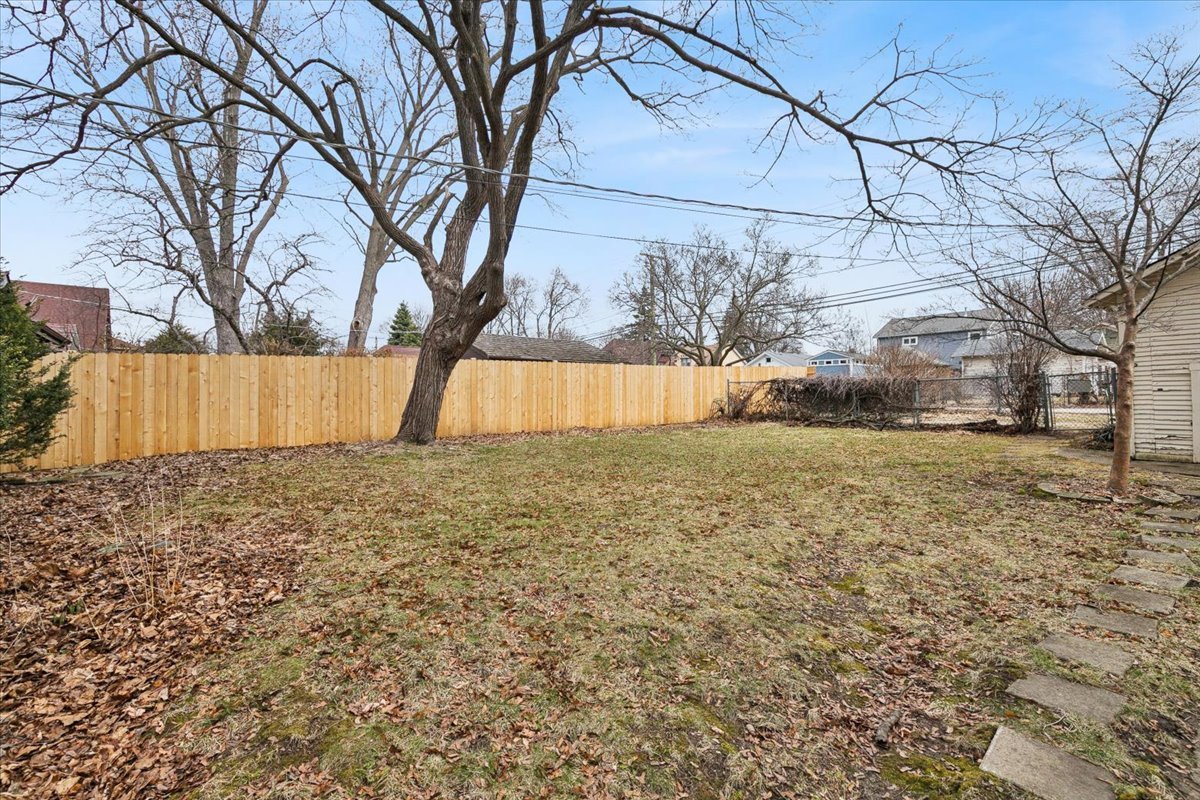 1319 N Ash Street, Waukegan, IL 60085