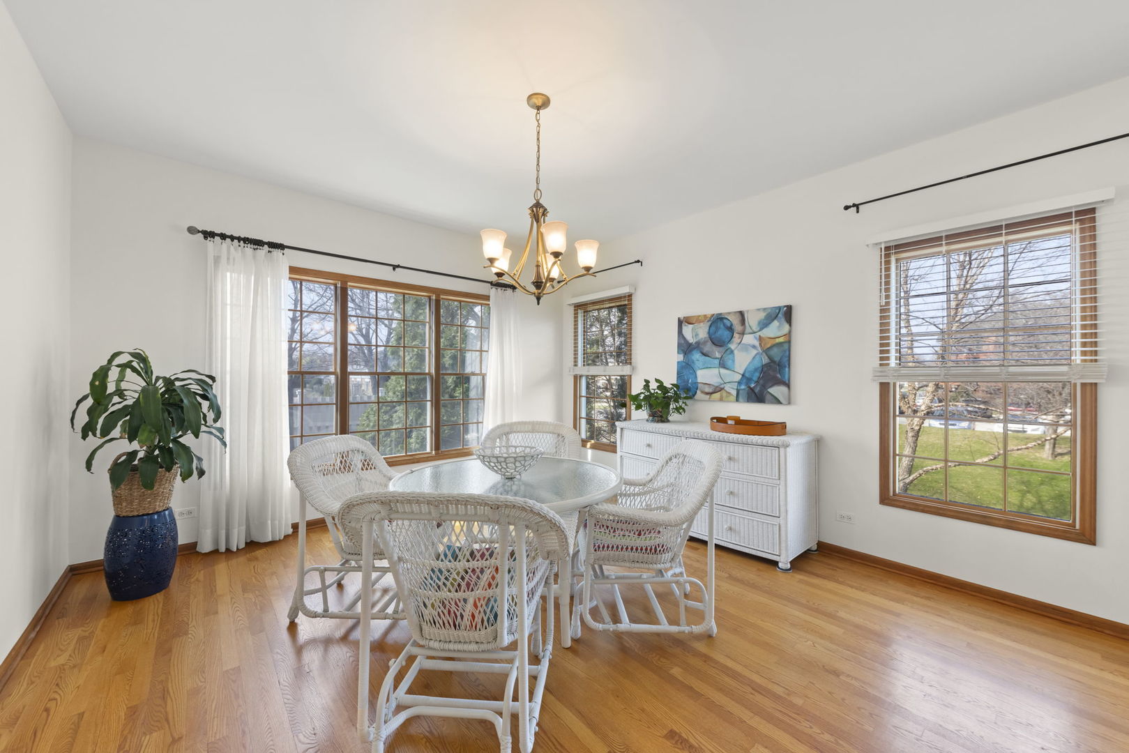 302 Roscommon Court, Glen Ellyn, IL 60137